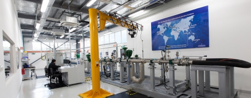 آزمایشگاه مجهز